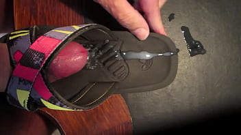 Ich ficken den farbigen schuh meiner frau wobei ich mich mit dreckigem gerede anmache und spritzen dann mit viel sperma ab