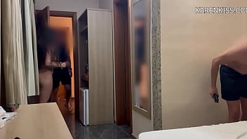 Tem jeito melhor de atender a porta ele entrou animado e já foi me pegando ali mesmo o corno ficou no cantinho só ass