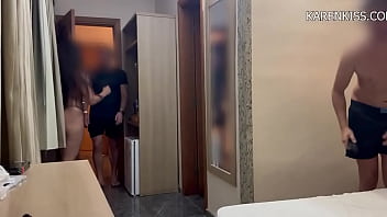 Tem jeito melhor de atender a porta ele entrou animado e já foi me pegando ali mesmo o corno ficou no cantinho só ass