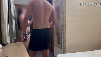 Tem jeito melhor de atender a porta ele entrou animado e já foi me pegando ali mesmo o corno ficou no cantinho só ass