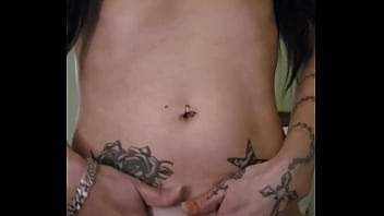 Emy angel adore montrer son petit corps