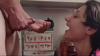 Submissa hotwife se diverte em frente do marido