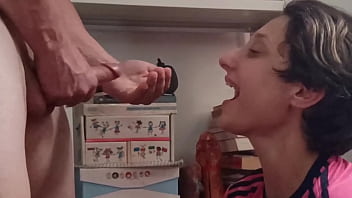 Submissa hotwife se diverte em frente do marido