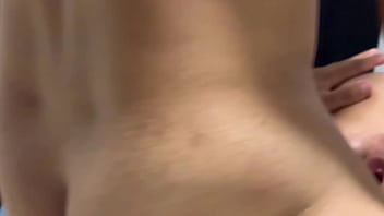 El marido de la vecina la deja sola en casa y me pide le destroce el culo sin condon hasta inundarla de semen