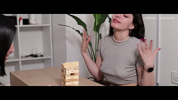 Mejores amigas hacen apuestas pierden la ropa y terminan cogiendo en trío adelanto