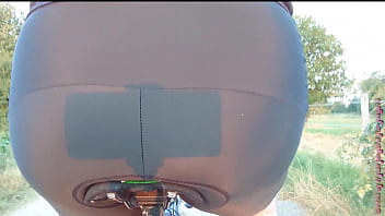 Sexy po auf dem fahrradsattel