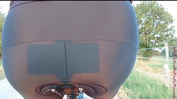 Sexy po auf dem fahrradsattel