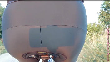 Sexy po auf dem fahrradsattel