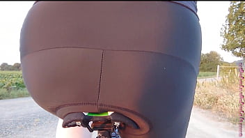 Sexy po auf dem fahrradsattel