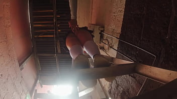 Estudiante de falda corta es grabada con celular por su profesor