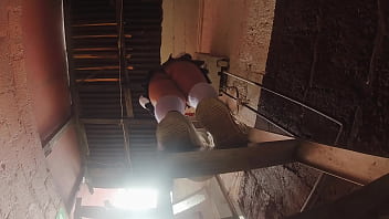 Estudiante de falda corta es grabada con celular por su profesor