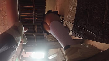 Estudiante de falda corta es grabada con celular por su profesor