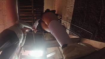 Estudiante de falda corta es grabada con celular por su profesor