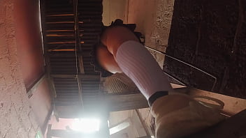 Estudiante de falda corta es grabada con celular por su profesor