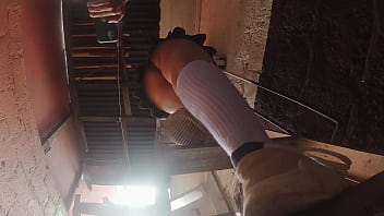 Estudiante de falda corta es grabada con celular por su profesor