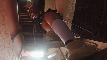 Estudiante de falda corta es grabada con celular por su profesor