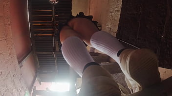 Estudiante de falda corta es grabada con celular por su profesor