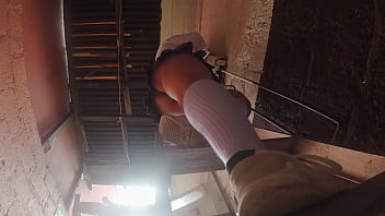 Estudiante de falda corta es grabada con celular por su profesor