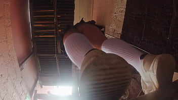 Estudiante de falda corta es grabada con celular por su profesor Estudiante de falda corta es grabada con celular por su profesor