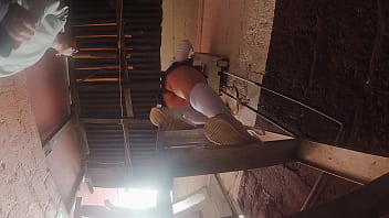 Estudiante de falda corta es grabada con celular por su profesor Estudiante de falda corta es grabada con celular por su profesor