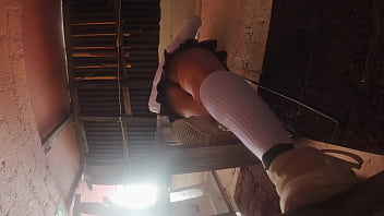 Estudiante de falda corta es grabada con celular por su profesor