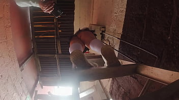 Estudiante de falda corta es grabada con celular por su profesor