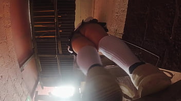 Estudiante de falda corta es grabada con celular por su profesor