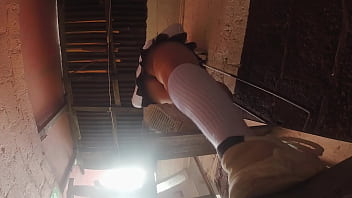 Estudiante de falda corta es grabada con celular por su profesor