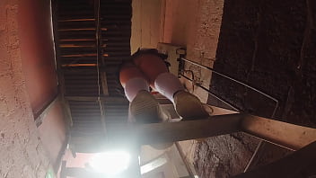 Estudiante de falda corta es grabada con celular por su profesor