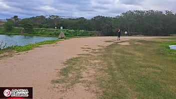 Agatha mama sexo no parque com direito a calça rasgada gratis