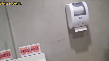 Fui no banheiro masculino da lanchonete encontrei dois paus bem duros não aguentei acabei metendo com os dois fiquei toda marcada toda hora sem parar