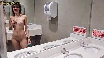 Fui no banheiro masculino da lanchonete encontrei dois paus bem duros não aguentei acabei metendo com os dois fiquei toda marcada toda hora sem parar