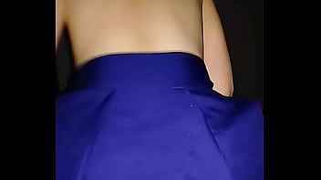 Вертит попкой