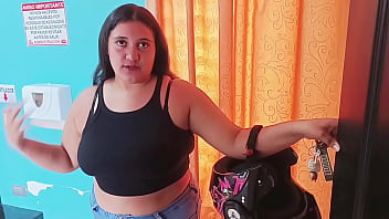 Chica es abandonada por su novio recibe ayuda y follada de un extraño