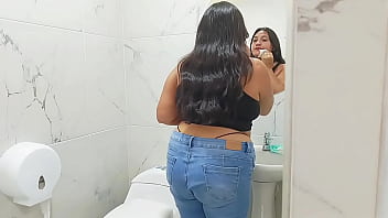 Chica es abandonada por su novio recibe ayuda y follada de un extraño