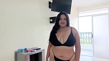 Chica es abandonada por su novio recibe ayuda y follada de un extraño