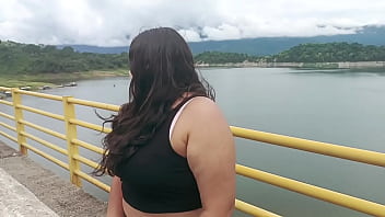 Chica es abandonada por su novio recibe ayuda y follada de un extraño