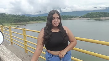 Chica es abandonada por su novio recibe ayuda y follada de un extraño