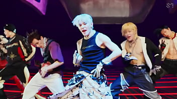 Coreanos estadounidenses japoneses canadienses bailando en un porshe