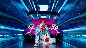 Coreanos estadounidenses japoneses canadienses bailando en un porshe