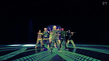 Coreanos estadounidenses japoneses canadienses bailando en un porshe