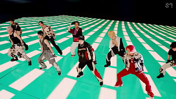 Coreanos estadounidenses japoneses canadienses bailando en un porshe