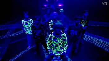 Coreanos estadounidenses japoneses canadienses bailando en un porshe