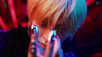 Coreanos estadounidenses japoneses canadienses bailando en un porshe