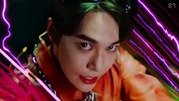 Coreanos estadounidenses japoneses canadienses bailando en un porshe