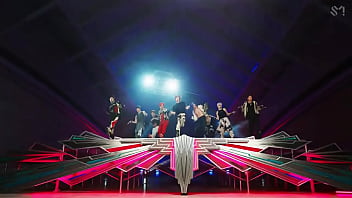 Coreanos estadounidenses japoneses canadienses bailando en un porshe