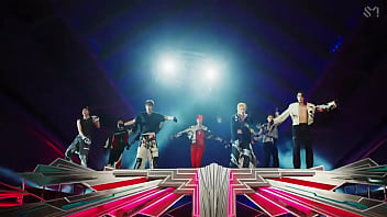 Coreanos estadounidenses japoneses canadienses bailando en un porshe