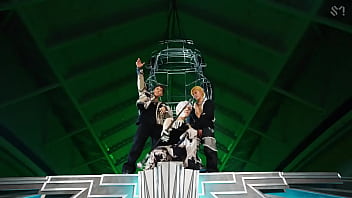 Coreanos estadounidenses japoneses canadienses bailando en un porshe