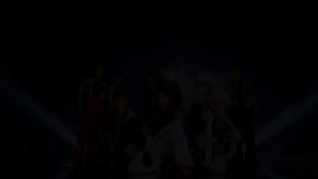 Coreanos estadounidenses japoneses canadienses bailando en un porshe