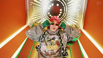 Coreanos estadounidenses japoneses canadienses bailando en un porshe